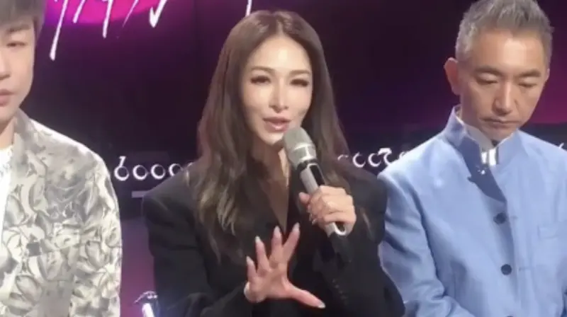 ▲天后蕭亞軒（Elva；如圖）2022年因髖骨關節骨折中斷演藝活動，前後共動了5次手術治療，昨（28）日她病後首度公開露面，狀態看上去良好，同時在台上親吐宛如重生心聲：「好像剛出道的感覺。」（圖／翻攝自微博）