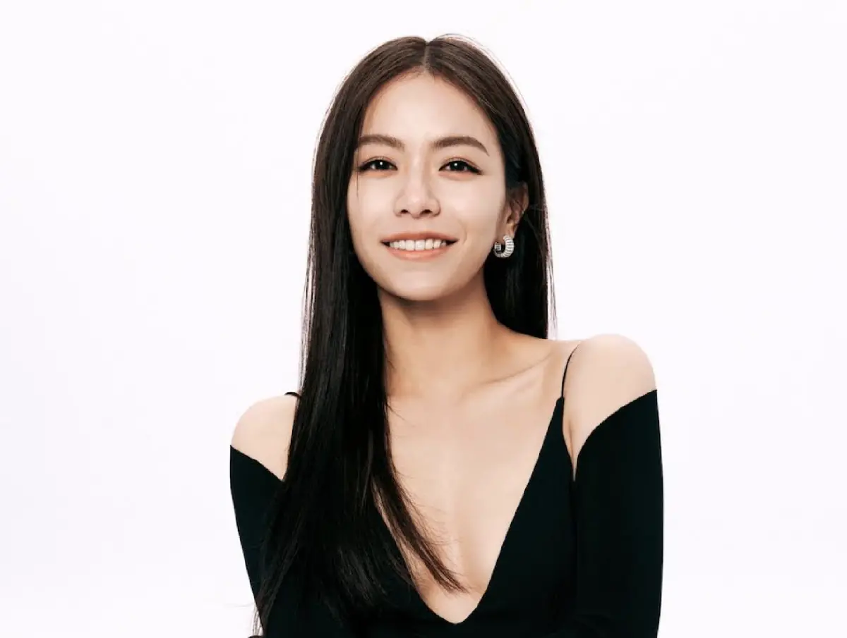 ▲宋芸樺難得展現超性感「深V」丰采，宣告成為第27屆台北電影節影展大使，表示心情有如「在對的時間遇見對的人」，因此隆重在形象照裡穿上搶眼的禮服出現。（圖／台北電影節提供）