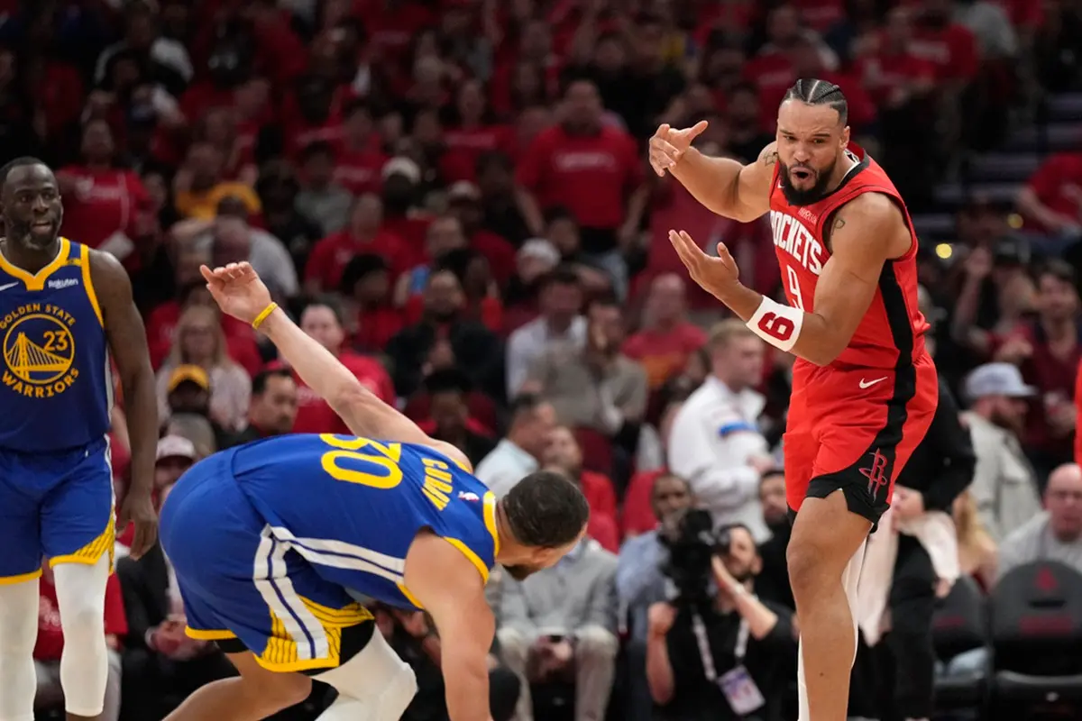 ▲金州勇士在與休士頓火箭G4，客場作戰的火箭想要避免對手聽牌，今天身體對抗給的很足，比賽第二節勇士當家球星Stephen Curry被火箭「惡漢」Dillon Brooks撞倒，引爆兩隊衝突。（圖／美聯社／達志影像）