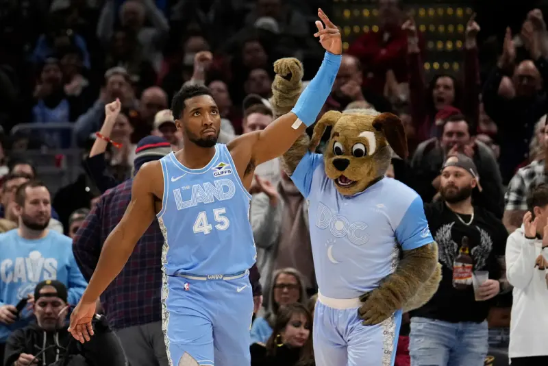 ▲克里夫蘭騎士首輪以歷史級勝分差，橫掃熱火通關，不倚賴雙星Donovan Mitchell、Darius Garland，而是靠團隊打球，讓騎士攻守體質超健康，也一躍成為真．奪冠熱門球隊。（圖／美聯社／達志影像）