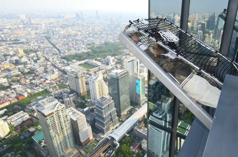 ▲全球第一個戶外傾斜觀景台「Mahanakhon Bangkok I-Tilt」在泰國曼谷。（圖／翻攝自臉書）