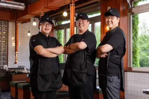 金豬食堂5/13中山站開幕!搶先訂位吃燒肉:比韓國現場排隊還方便 ▲台韓「金豬食堂」堅強陣容坐鎮!左起:安煐彬안영빈 (韓國)、史峻玹(台灣)、金根浩김근호(韓國)。(圖/金豬食堂提供)