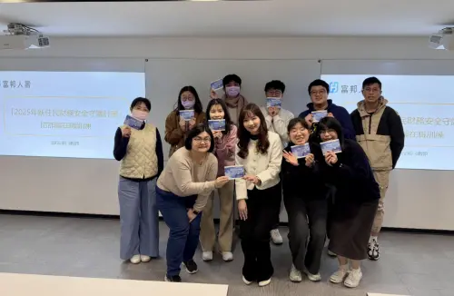 富邦人壽企業顧問律師邱云莉分享金融詐騙案例,建立賽珍珠基金會同仁與社工防詐騙觀念。(圖/賽珍珠基金會提供) ▲富邦人壽企業顧問律師邱云莉分享金融詐騙案例,建立賽珍珠基金會同仁與社工防詐騙觀念。(圖/賽珍珠基金會提供)