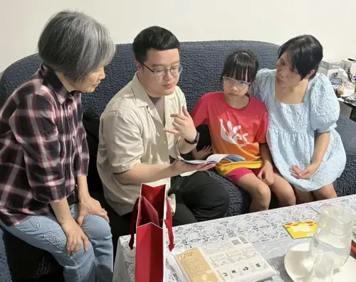 社工(左二)提醒新住民及親友注意防詐騙。(圖/賽珍珠基金會提供) ▲社工(左二)提醒新住民及親友注意防詐騙。(圖/賽珍珠基金會提供)