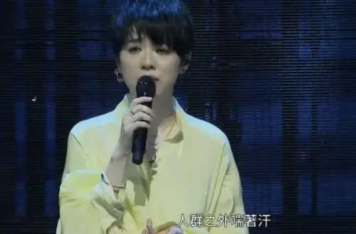 ▲岑寧兒在香港電影金像獎頒獎典禮上的「追思已逝影人」片段獻唱，卻被嫌導播給她特寫畫面太頻繁，反而干擾到對影人的緬懷。（圖／翻攝自XPXP_XPXP微博）