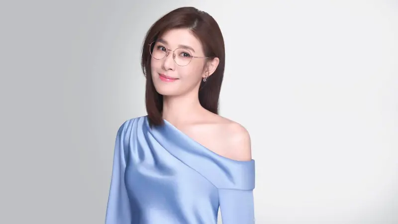 ▲蘇慧倫在社群平台發出「兒子拿玩具槍射擊她」的影片，因兒子生日便陪他玩「瘋狂遊戲」，並苦笑寫下：請小心使用。（圖／蘇慧倫臉書）