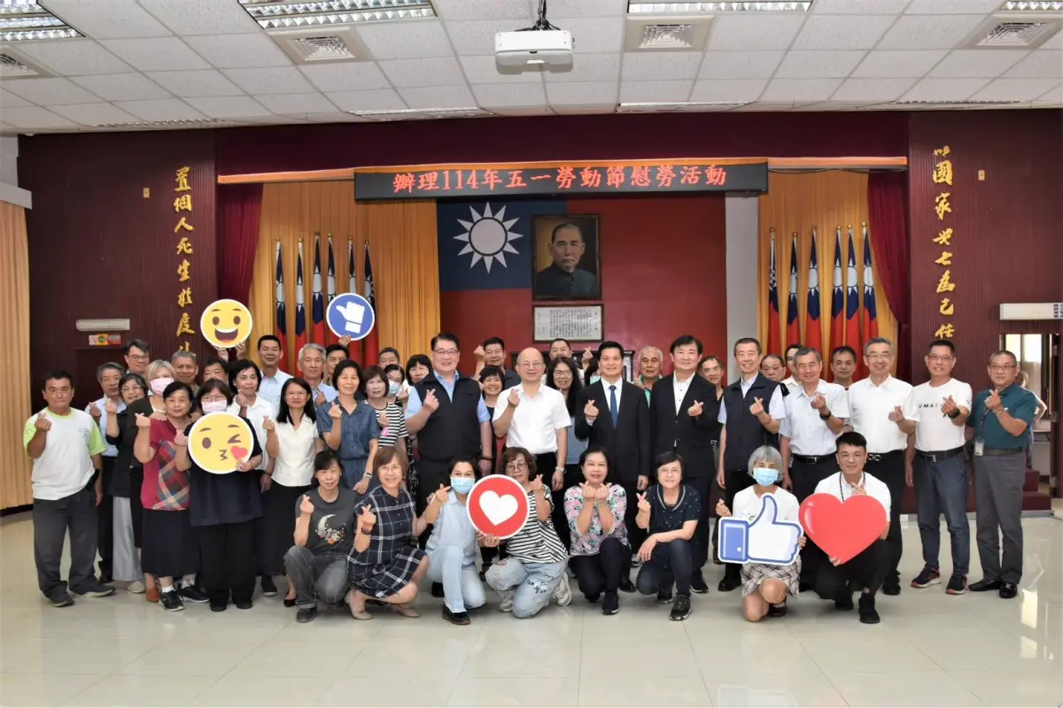 ▲為表達對高市警局勞工同仁辛勞與付出，高市警局長林炎田特別在今(28)日提前向局內44位勞工同仁逐一致意並親送祝賀禮。(圖／高市警局提供)