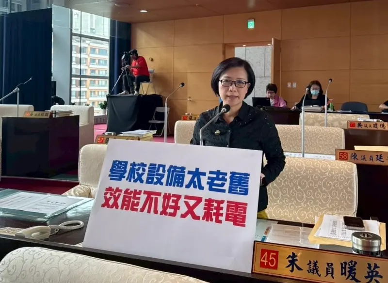 還不換嗎？冷氣開1天、電費燒8千　國小畢典轟隆隆像「開坦克」