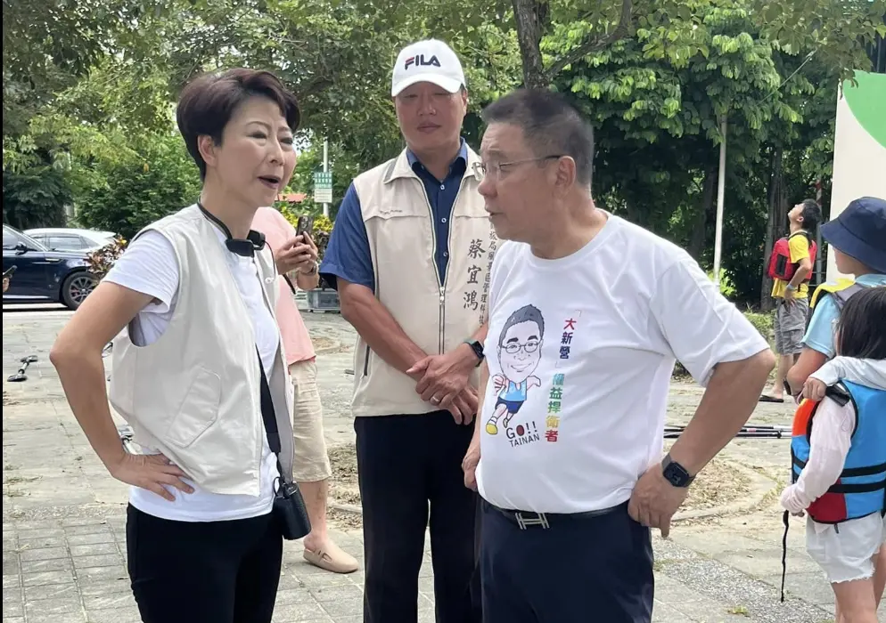 ▲陳亭妃遭控與藍營議員蔡育輝合作打擊黨內同志，對此台南市議員李宗翰批陳配合著藍營造謠生事，到底是多麼飢不擇食。（圖／翻攝自蔡育輝臉書）