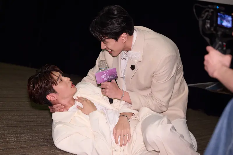 ▲《獨佔接班人》徐瑋澤（右）、朴靖恆在「紀導小劇場」中上演台語BL，讓觀眾興奮狂尖叫。（圖／LINE TV提供）