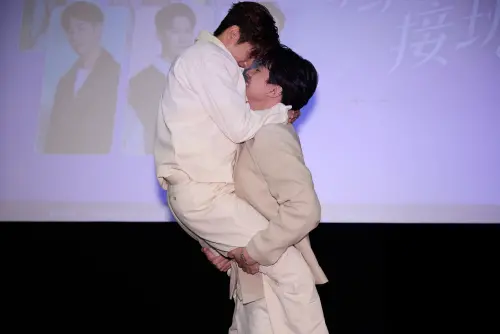 ▲徐瑋澤（右）、朴靖恆還原名場面「跳耀之吻」（圖／LINE TV提供）