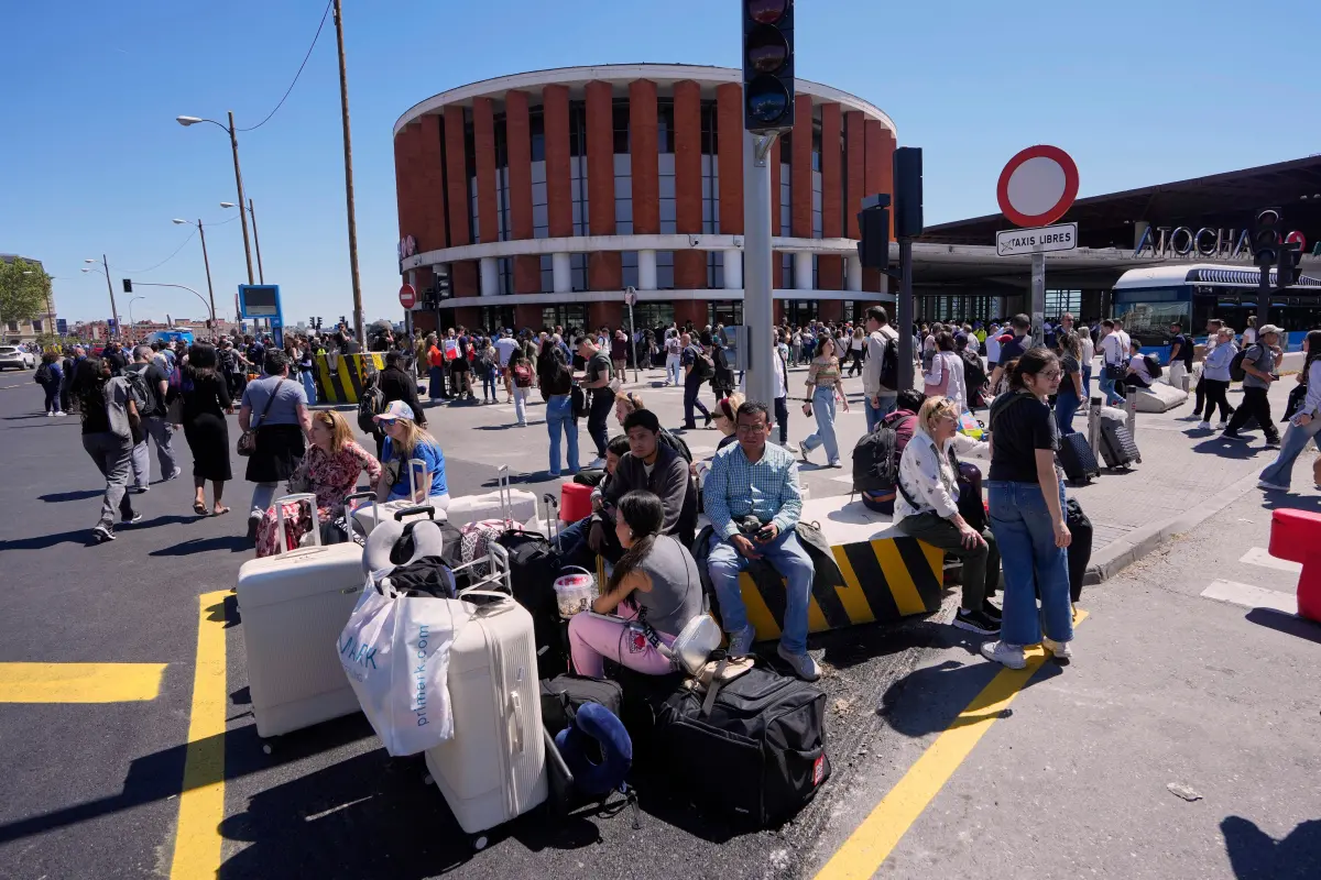 ▲西班牙28日中午發生全國大規模停電，至隔日清晨才陸續復電。圖為停電時，民眾在暫停運營的火車站外等待。（圖／達志影像／美聯社）