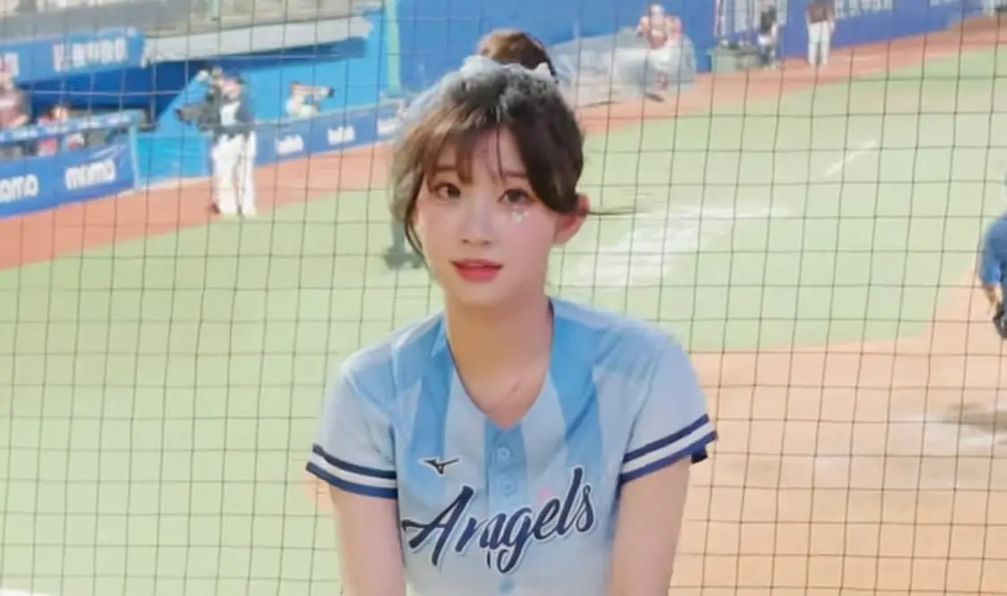 ▲富邦悍將啦啦隊成員李珠珢日前在新莊棒球場應援，過程中李珠珢見滿壘無得分，當場摀臉癱坐，神情無奈又可愛，引發現場一陣笑聲，粉絲也紛紛留言表示要習慣。（圖／little eyes YT）