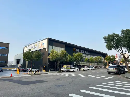 ▲「情定水蓮NO.16」臨景賢路，是台中市稀有大四房，周圍環境安靜、正臨廍子公園、草皮運動場。（圖／業者提供）