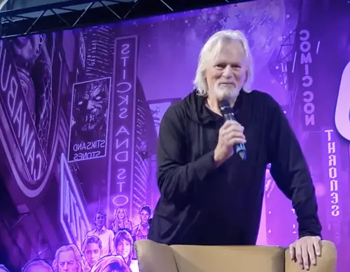 ▲75歲的李察狄恩安德森已經變成滿頭白髮的老先生，卻還是每年都會出席在世界各地的影迷見面活動，並沒有完全深居簡出，在見面會上也很隨和，活潑。（圖／摘自FB）