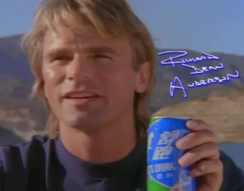 ▲李察狄恩安德森曾經因為主演影集《百戰天龍》在台灣大受歡迎，以高價拍攝台灣飲料廣告。（圖／摘自YouTube）