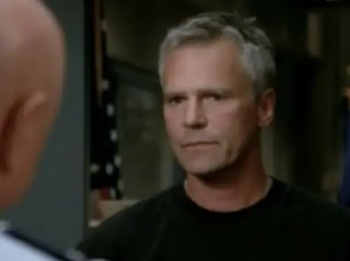 ▲李察狄恩安德森在另一部影集代表作《星際奇兵：SG-1》中就是頭髮斑白的造型，因而歐美觀眾不會不習慣看到他的白髮。（圖／摘自IMDb）