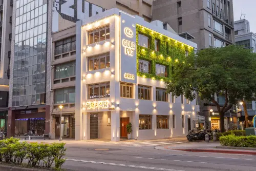 ▲金豬食堂台北店在中山站，獨棟4層樓高餐廳，吸引眾人目光。（圖／金豬食堂提供）