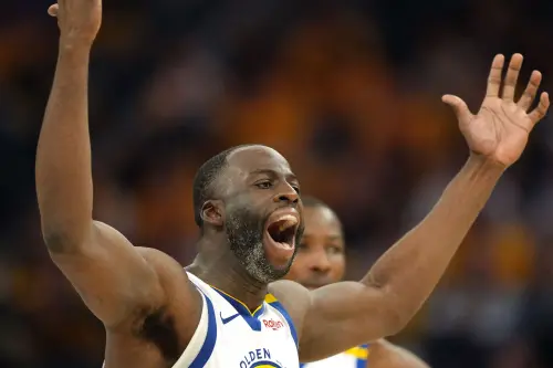 ▲勇士與火箭季後賽第四戰爆發衝突，Draymond Green疑似踢擊Tari Eason頭部引發爭議，Eason母親怒斥裁判偏袒，質疑判罰過輕。（圖／路透／達志影像）