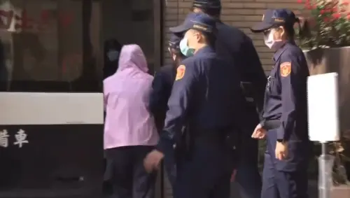 ▲保母劉彩萱（粉紅外套）聲稱剴剴磨牙才掉牙，台大醫師呂立當庭打臉，還說如果磨牙會掉牙，可以寫論文讓全世界知道。（圖／翻攝畫面）