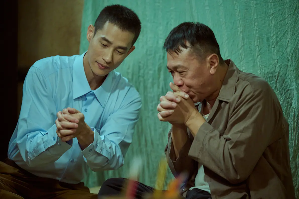 ▲盧彥澤（左）在《寶島西米樂》中被游安順（右）收養，在得知要和游安順演父子時，他興奮到忍不住飆髒話。（圖／台視提供）