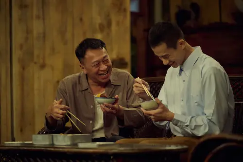 ▲游安順(左)在《寶島西裡樂》中飾演盧彥澤養父。台視提供 ▲游安順(左)在《寶島西裡樂》中飾演盧彥澤養父。台視提供