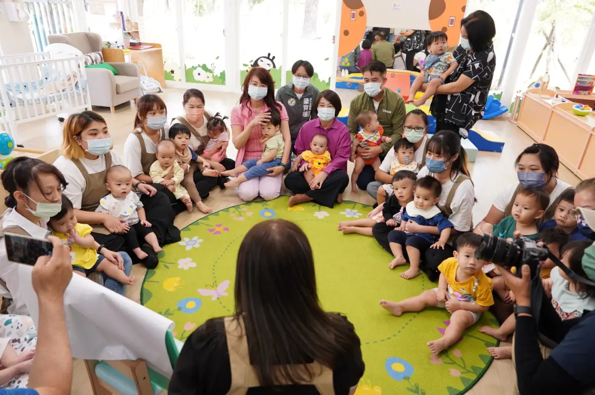 ▲瑞光公托中心啟用，周春米化身為小米媽咪，陪伴嬰幼兒閱讀繪本吟唱童謠。（圖／屏東縣府提供）