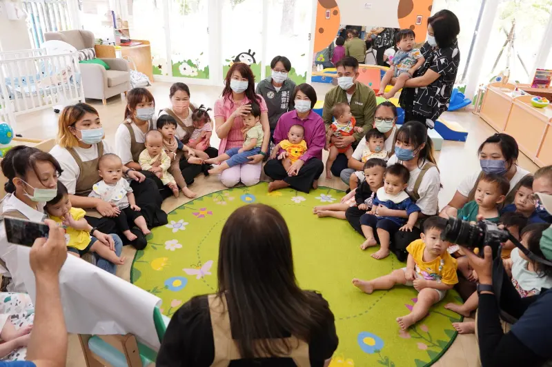 ▲瑞光公托中心啟用，周春米化身為小米媽咪，陪伴嬰幼兒閱讀繪本吟唱童謠。（圖／屏東縣府提供）