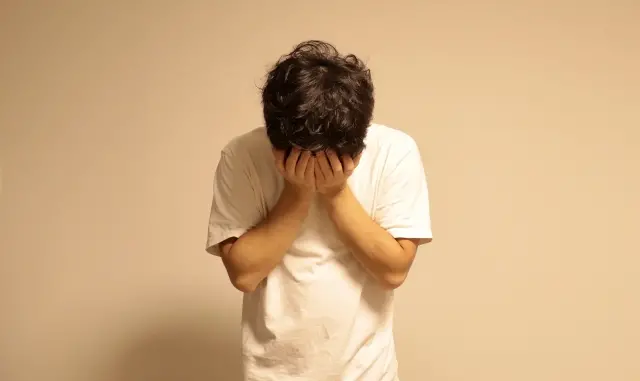 ▲思覺失調症患者常被誤解為「中邪」而遭忽視或排斥，導致延誤治療，事實上妄想與幻聽是大腦疾病的求救訊號，而長效針劑的使用，有助提升患者用藥順從性，降低復發、住院風險。（示意圖，非當事人／取自photoAC）