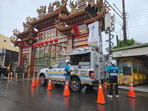 迎接白沙屯媽祖進香,三大電信皆加開行動訊號車,且出動上百位工程師待命。(圖/官方提供) ▲迎接白沙屯媽祖進香,三大電信皆加開行動訊號車,且出動上百位工程師待命。(圖/官方提供)