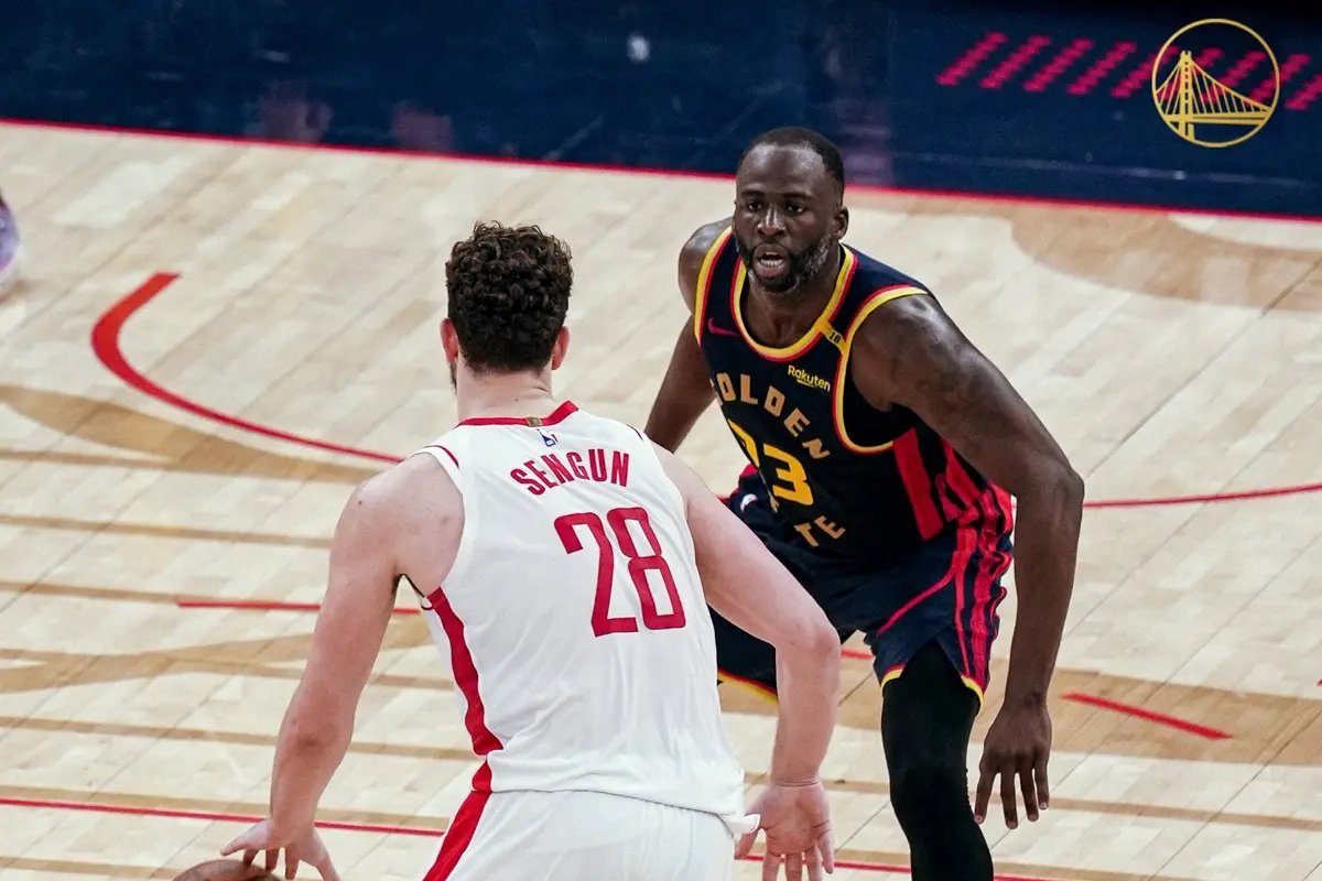 ▲Draymond Green守下火箭中鋒Alperen Sengun的進攻，也讓勇士總教練Steve Kerr稱讚他的關鍵回合防守就像讓Stephen Curry執行最後一擊一樣讓人放心。（圖／取自金州勇士X）