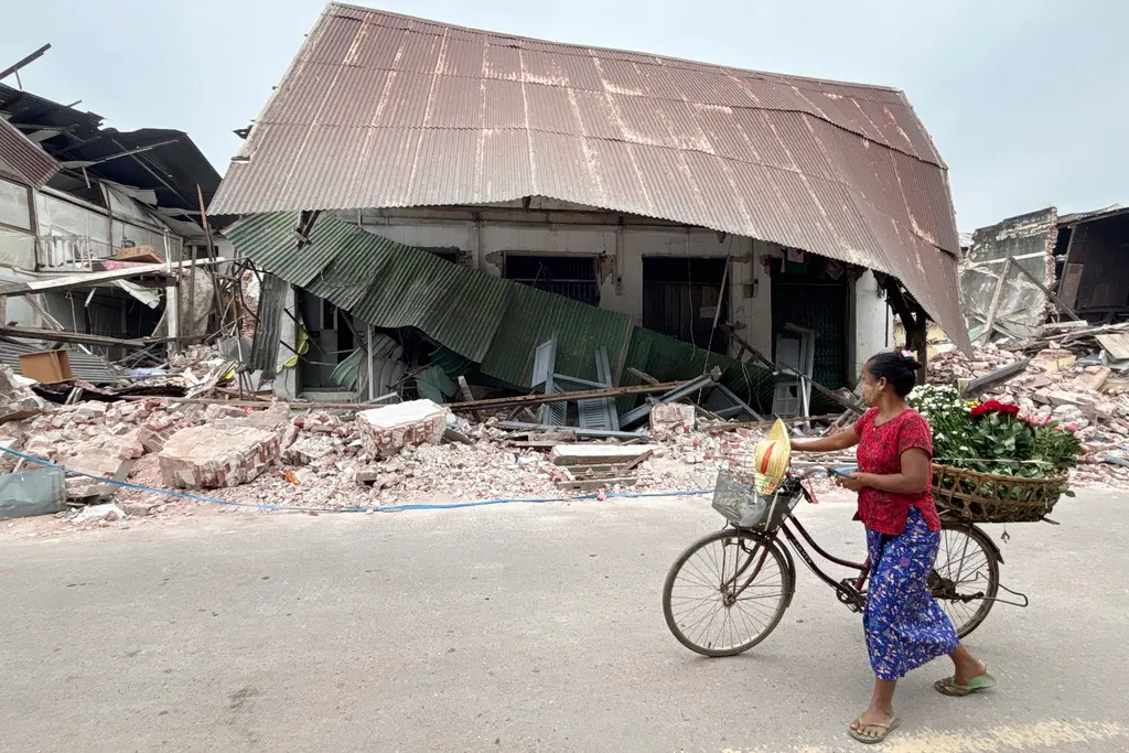 ▲緬甸地震後一個月，仍有超過350萬人流離失所、逾2200萬人缺乏糧食和水。（圖／美聯社／達志影像）