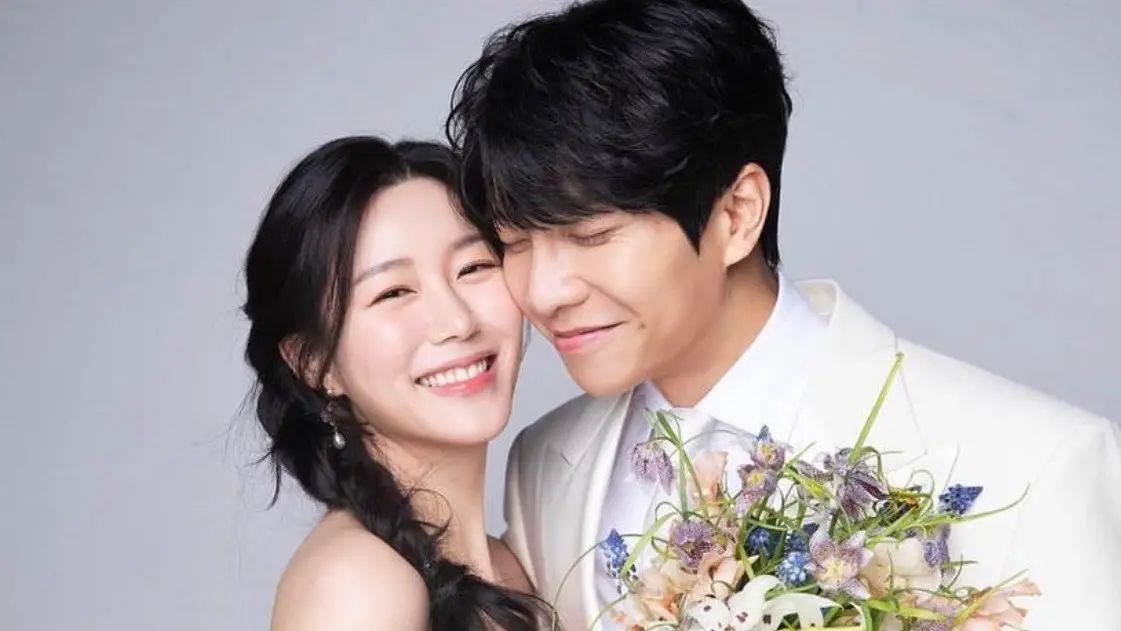 ▲李昇基（右）不顧輿論壓力迎娶小5歲女星李多寅（左），當時他還為妻子爭議的家庭背景辯護。（圖／李昇基粉絲團IG）