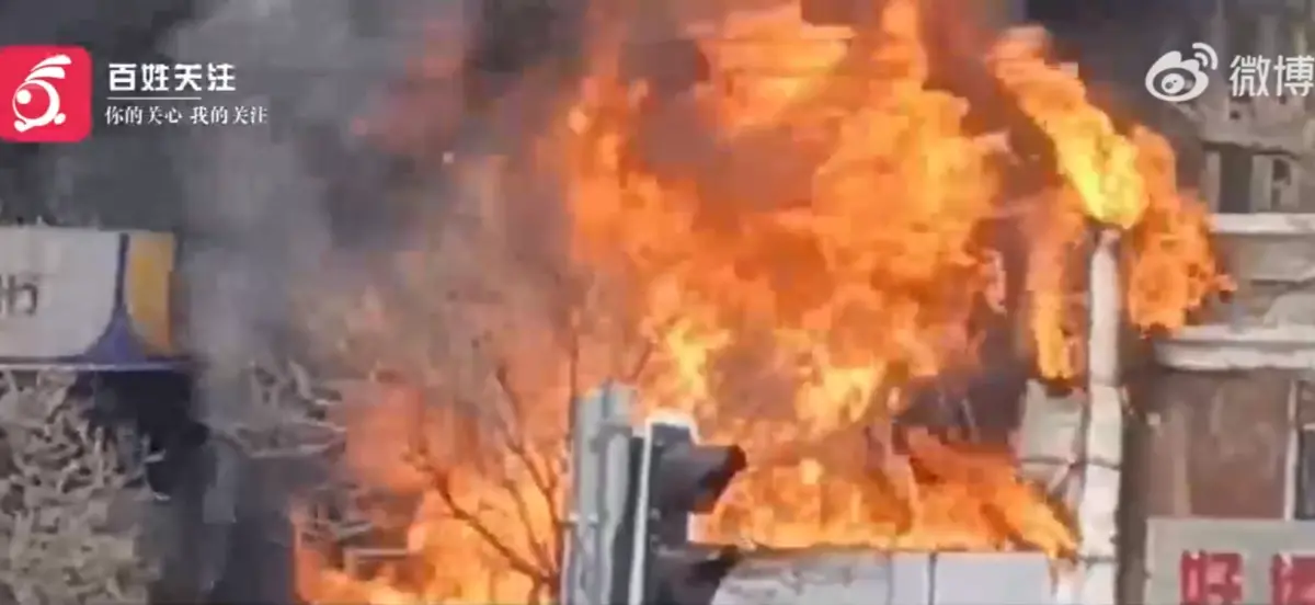 ▲中國遼寧省遼陽一處飯店29日中午爆發嚴重火災，明火從二樓窗戶猛烈竄出，造成22人死亡、3人受傷。（翻攝自微博／百姓關注）