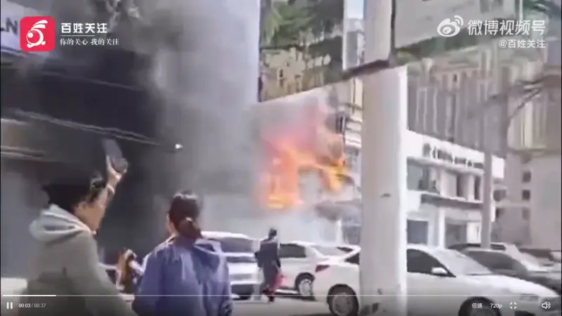 ▲▲中國遼寧省遼陽一處飯店29日中午爆發嚴重火災，明火從二樓窗戶猛烈竄出，造成22人死亡、3人受傷。（翻攝自微博／百姓關注）