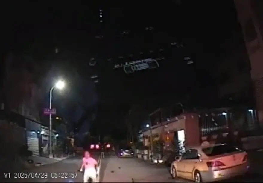 ▲救護人員獲報趕到台中市北屯區軍功東街一處民宅，未料竟有一名男子持刀朝向救護車狂奔，還一路追車。（圖／台中市消防局提供）