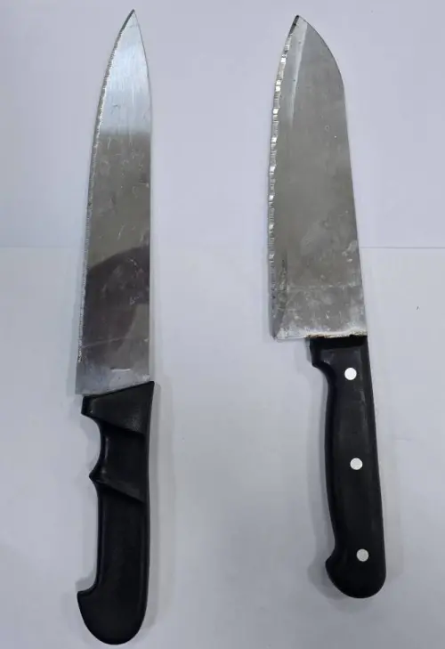 黃姓男子住在友人家,突然情緒不穩持刀攻擊,還一路追向救護車,嚇壞救護人員。(圖/警方提供) ▲黃姓男子住在友人家,突然情緒不穩持刀攻擊,還一路追向救護車,嚇壞救護人員。(圖/警方提供)