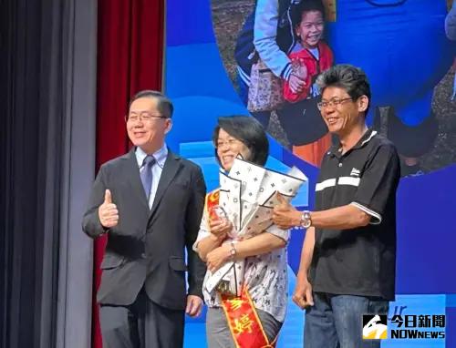 ▲產業園區管理局局長楊志清(左)頒贈獎牌予模範勞工。(圖／記者黃守作攝，2025.04.29)