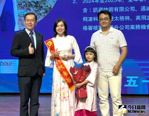 ▲產業園區管理局局長楊志清(左)頒贈獎牌予優秀國際移工。(圖／記者黃守作攝，2025.04.29)