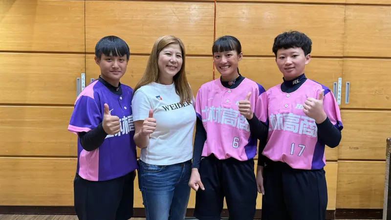 ▲威德眾星獎助計畫支持HBL、HVL及HSL，五年來共投入3,220萬獎助學金。圖左至右為士林高商女壘隊金姿庭、美國威德亞太區執行副總Maria Chen、士林高商女壘隊吳玉玲、莊宜蓁。（圖／美國威德台灣經營團隊提供）