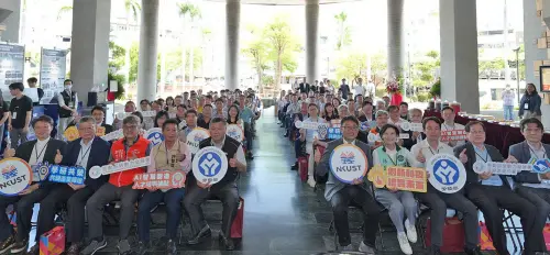 ▲勞動部勞動力發展署高屏澎東分署與高雄科技大學合作，設立AI智慧製造產業人才培訓據點，並舉行啟動儀式，有產官學界代表與會。(圖／勞動部高屏澎東分署提供)