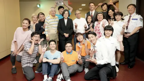 ▲前總統蔡英文驚喜現身《人間條件四》一樣的月光首演現場，親切的與導演吳念真及演員們交流互動。（圖／綠光劇團提供）