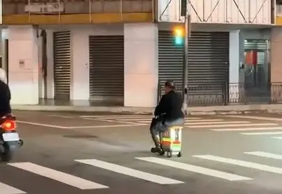 濫用懶人神器！台中阿北騎電動行李箱逛大街　最高罰則出爐
