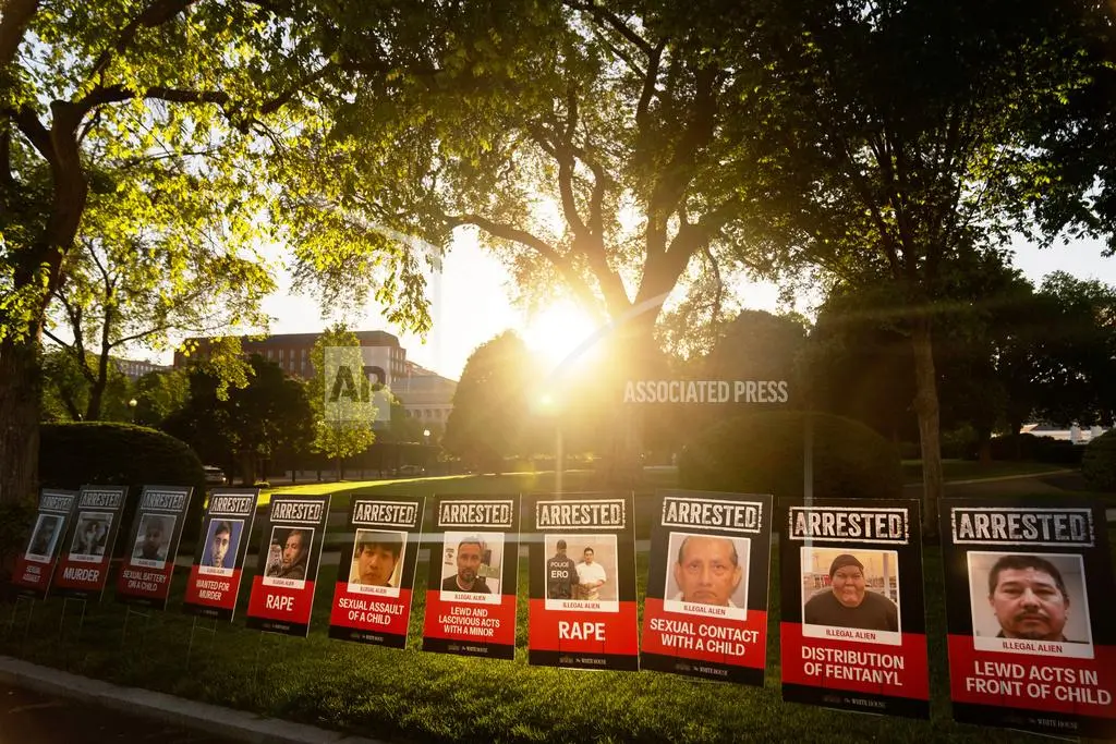 ▲白宮草坪上28日擺滿數十張非法移民被逮捕的照片。（圖／達志影像／美聯社）