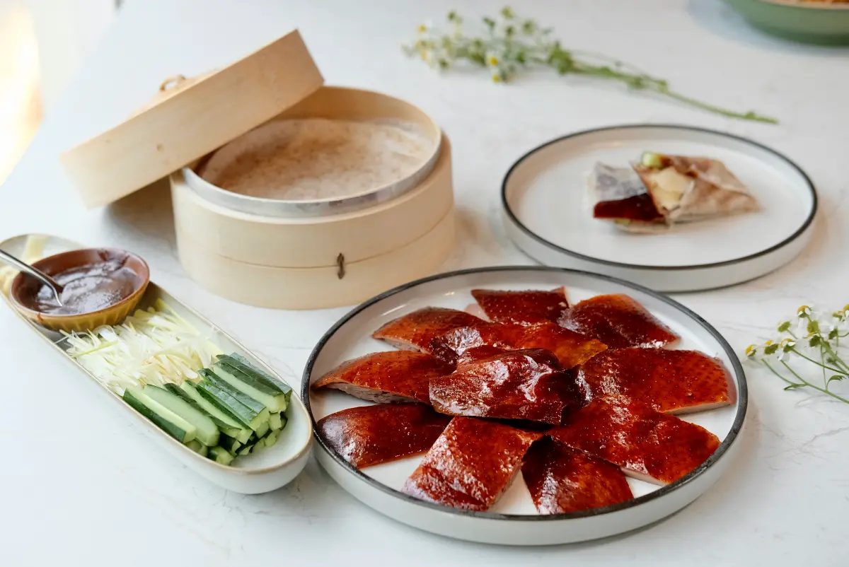 ▲烤鴨名店「九華樓」，開幕至今成績亮眼，每年平均都能賣出萬隻烤鴨！現在南下開設台中店，除了烤鴨多吃，更有幾道新菜單同步推出，而九華樓獨門的「沾跳跳糖」吃法更是令人驚喜。（圖／記者葉盛耀攝）