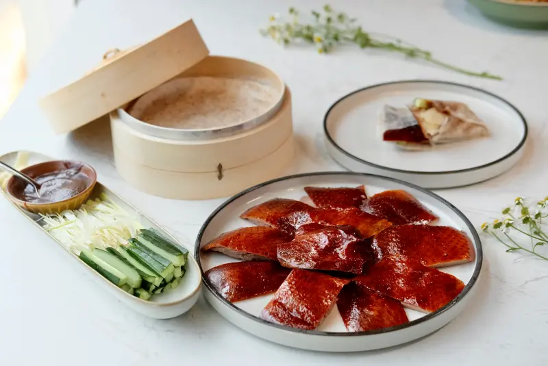 ▲烤鴨名店「九華樓」，開幕至今成績亮眼，每年平均都能賣出萬隻烤鴨！現在南下開設台中店，除了烤鴨多吃，更有幾道新菜單同步推出，而九華樓獨門的「沾跳跳糖」吃法更是令人驚喜。（圖／記者葉盛耀攝）