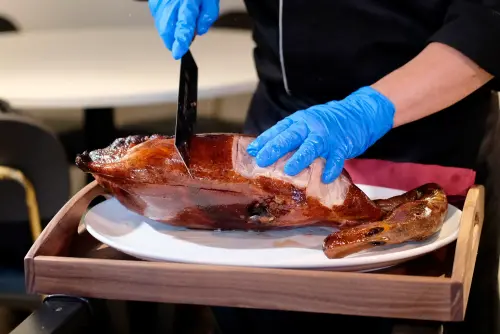 ▲「華泰片皮鴨」，烤鴨選用重達3.5公斤、飼養75天的北京種宜蘭鴨來製作，皮脆肉嫩。（圖／記者葉盛耀攝）