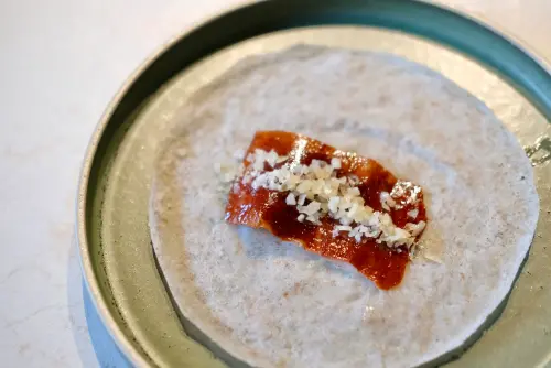 ▲酥脆鴨皮沾佐跳跳糖，蹦出獨特驚喜口感。（圖／記者葉盛耀攝）