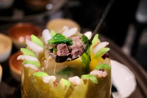 ▲「八寶冬瓜盅」是這一季推出的新菜色，湯濃但是滋味卻清爽不膩。（圖／記者葉盛耀攝）