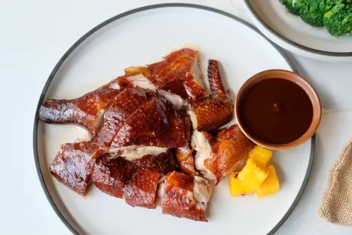 ▲乳香金牌吊燒雞的做工繁雜，才能造就香脆外皮。（圖／記者葉盛耀攝）